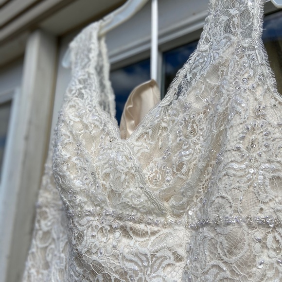 Wedding dress - Picture 1 of 2